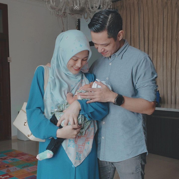 <p>Sejak dilahirkan Icha dan Dude belum memperlihatkan wajah Lia pada publik, Bunda. Karena itu, banyak netizen yang penasaran dengan paras cantiknya. (Foto: Instagram: @ichasoebandono)</p>
