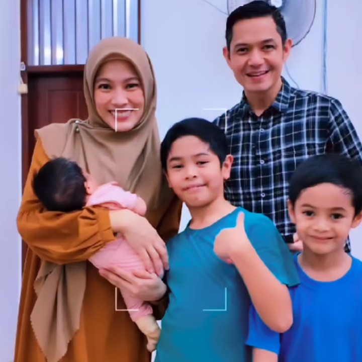 <p>"<em>MasyaAllah tabarakallah</em> ikut bahagia lihatnya. Sehat selalu buat semua keluarga Kak Icha dan Kak Dude. Enggak sabar nunggu di-spill muka dede Aisyah Aulia-nya," kata seorang netizen. "<em>MasyaAllah</em> Aisyah Aulia nama yang bermakna, semoga menjadi anak yang salihah ya, <em>insyaAllah</em>," doa netizen lainnya. (Foto: Instagram: @dude2harlino)</p>