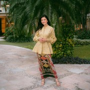 Get The Look: Inspirasi Baju Kondangan Pakai Wastra Ala Raline Shah