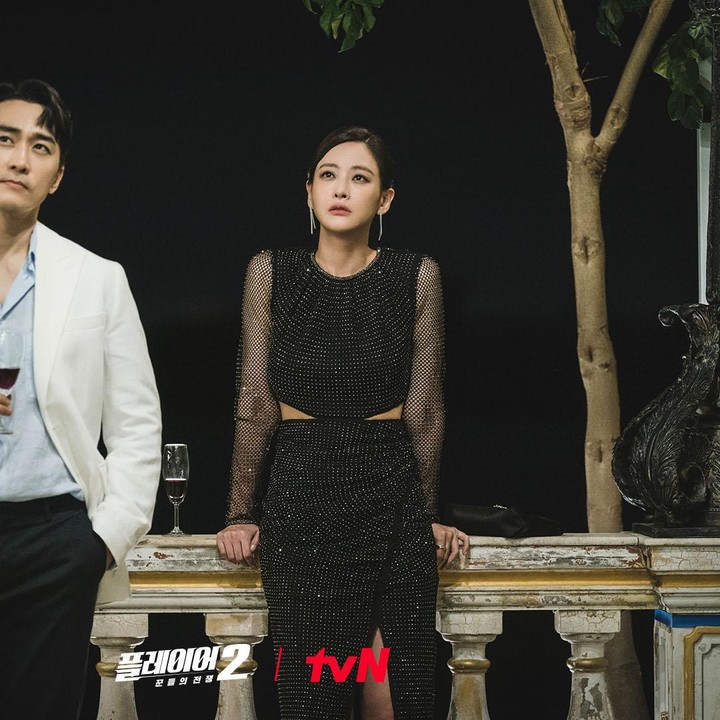 <p>Selain genrenya yang berfokus pada aksi dan alur yang penuh taktik, drama ini juga menyelipkan adegan romantis tipis-tipis antara Song Seung Heon dan Oh Yeon Seo. Keduanya saling kenal sebab perkelahian antar grup penipu, Bunda. (Foto: X @CJnDrama)</p>