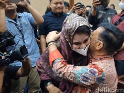 Peluk-Cium SYL ke Istri dan Anak Sebelum Sidang Korupsi Dimulai