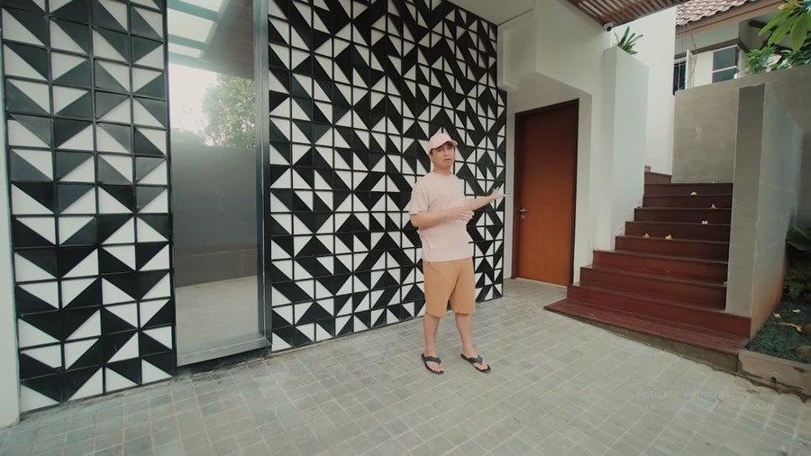Tampilan bagian depan rumah Raditya Dika. Tampilan bagian depan rumah Raditya Dika.