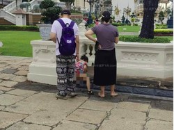 Anak Turis Ini BAK di Situs Suci, Diduga dari China
