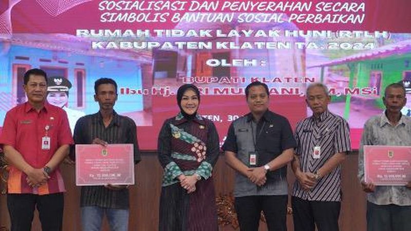 Pemerintah Kabupaten (Pemkab) Klaten menyalurkan bantuan untuk rehab rumah tak layak huni (RTLH) tahun anggaran 2024.