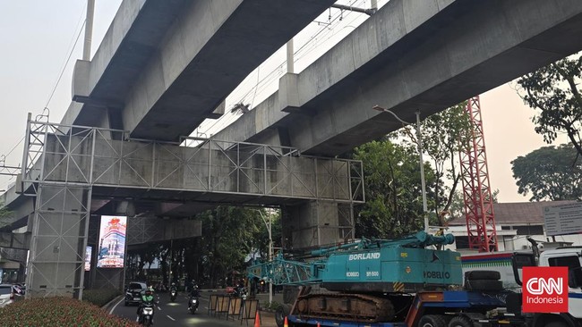 Sebuah perangkat berat dari proyek bangunan di area gedung Kejaksaan Agung, terjatuh. Akibat kejadian itu, operasional perjalanan MRT Jakarta dihentikan sementara.