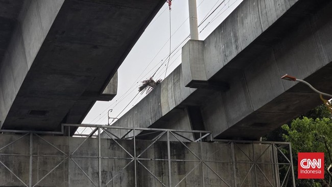 Pihak MRT Jakarta menyatakan, berasas hasil investigasi tim di lapangan dibutuhkan waktu sekitar 5 jam untuk perbaikan akibat besi gedung nan jatuh.