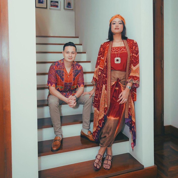 <p>Ketika merayakan Idul Fitri 2024, Amanda Khairunnisa dan Tavan Dutton juga tampil kompak mengenakan busana etnik bernuansa merah. (Foto: Instagram @akhairunnisa)</p>