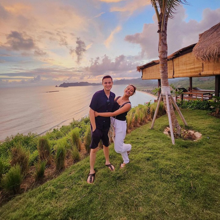 <p>Amanda terlihat sagat bucin dengan sang suami nih, Bunda. Ia kerap membagikan momen mesra bersama Tavan, seperti ketika mereka menikmati <em>sunset</em> di Lombok. (Foto: Instagram @akhairunnisa)</p>