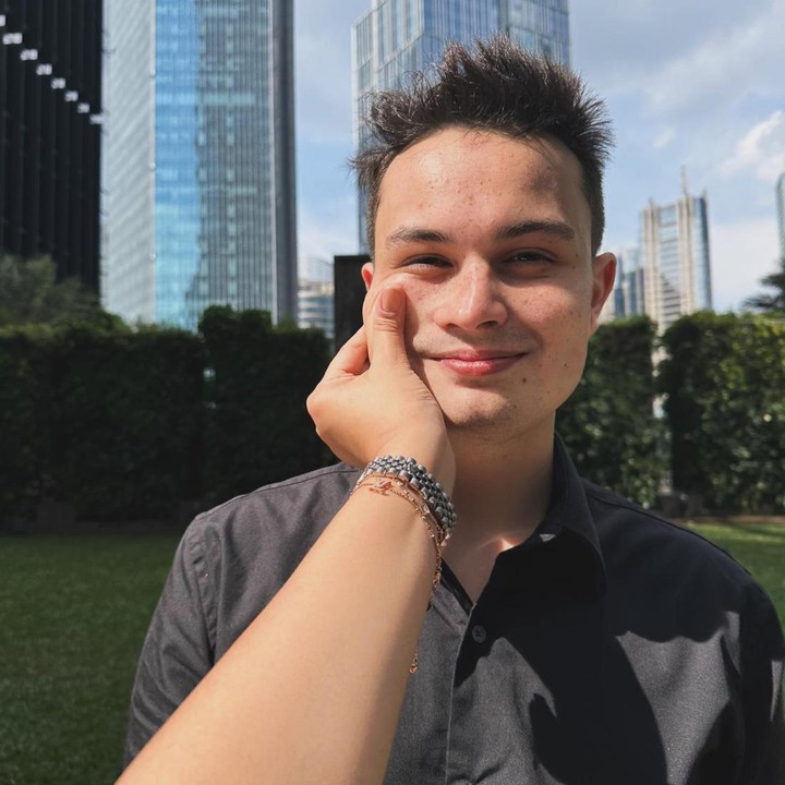 <p>Belum lama ini, Amanda Khairunnisa merayakan momen ulang tahun suami dengan mengunggah potret ketika ia mencubit pipi Tavan. Amanda juga menuliskan ucapan manis. <em>"To my best friend, partner and husband: the happiest birthday to you, love,"</em> tulisnya. (Foto: Instagram @akhairunnisa)</p>