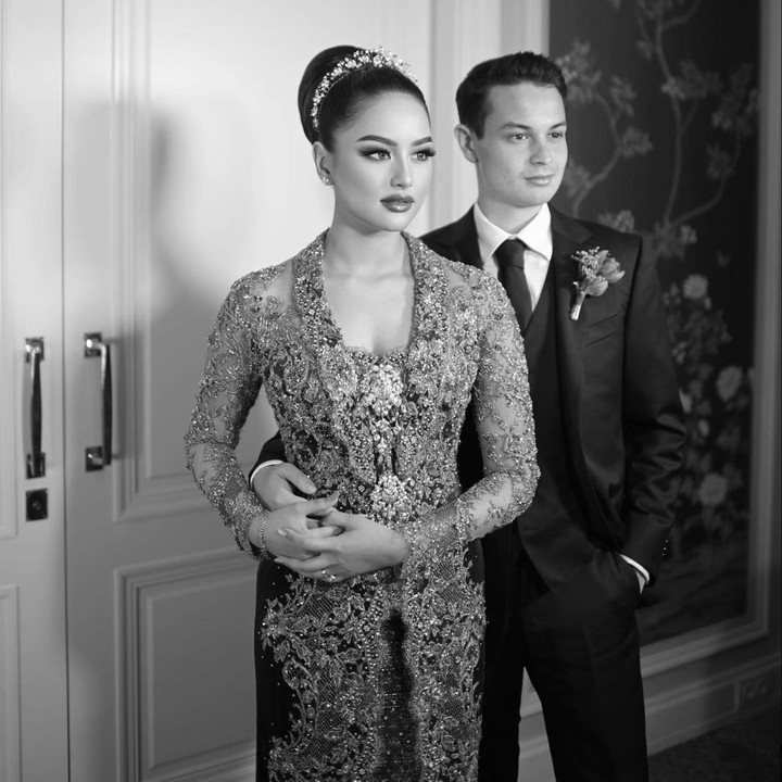 <p>Amanda tak lupa membuat unggahan manis saat merayakan hari ulang tahun pernikahan mereka yang pertama. Amanda membagikan potret hitam-putih saat ia dan Tavan mengenakan busana kebaya serta tuksedo. (Foto: Instagram @akhairunnisa)</p>