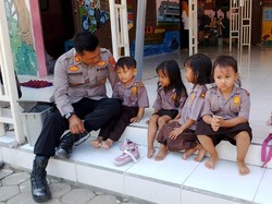 Polisi Sahabat Anak Kunjungi Taman Kanak-Kanak di Slahung Ponorogo