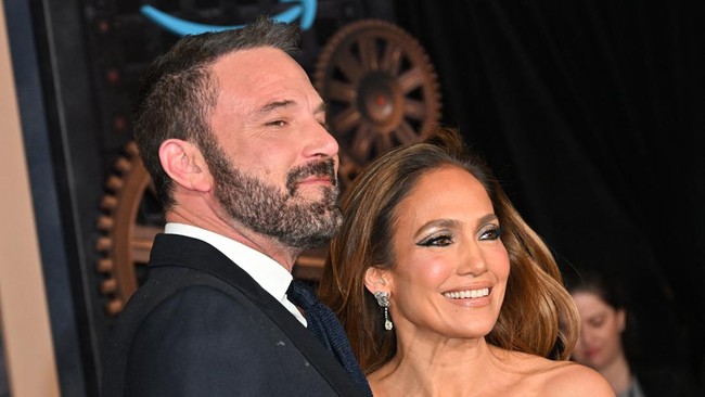 Pernikahan Jennifer Lopez dan Ben Affleck disebut semakin merenggang. Pasangan itu disebut sengaja jaga jarak karena masalah.