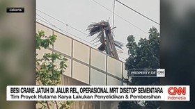 VIDEO: Besi Crane Jatuh di Jalur Rel, Operasional MRT Disetop Sementar