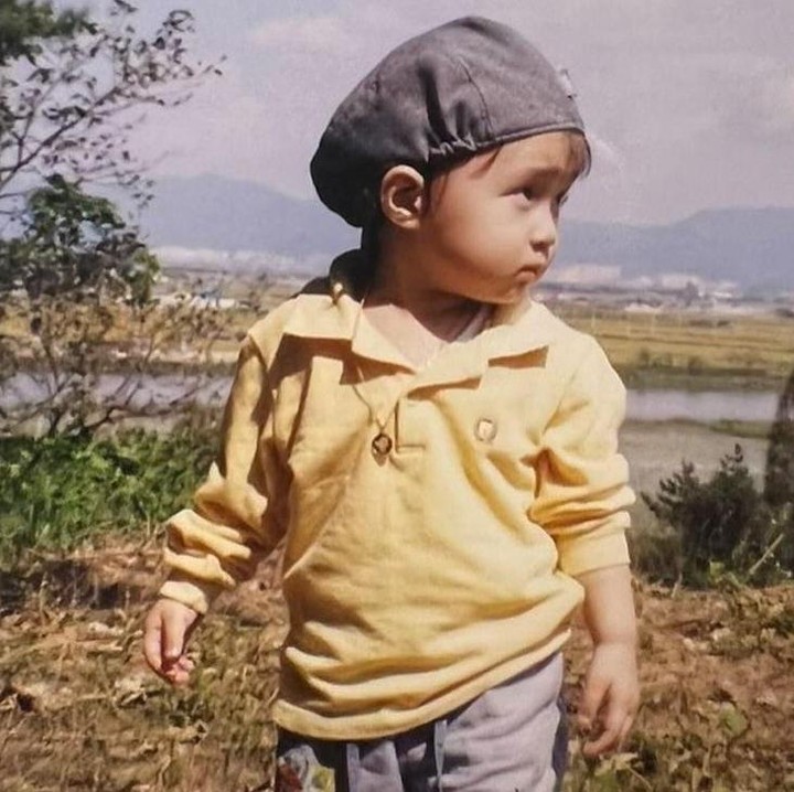 <p>Dalam akun Instagram pribadinya, Winter aespa membagikan potret dirinya semasa kecil. Ia terlihat begitu menggemaskan dengan kedua pipi gembulnya, Bunda! Semasa kecil, Winter dikenal sebagai anak yang cukup bawel, lho.(Foto: Instagram @imwinter)</p>