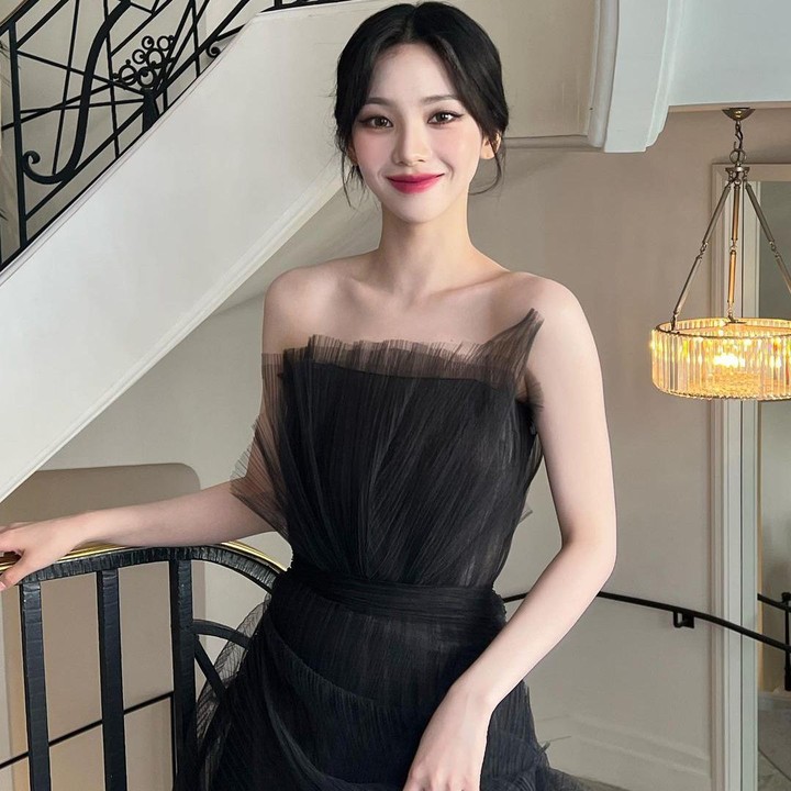 <p>Di potret yang satu ini, Karina bersama aespa datang ke Cannes Film Festival 2023 sebagai <em>brand ambassador</em> perhiasan mewah Chopard. Cantik dan anggun ya, Bunda. (Foto: Instagram @katarinabluu)</p>