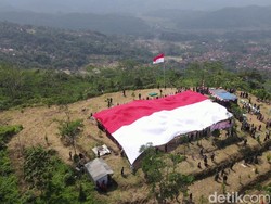 Bendera Merah Putih Raksasa Berkibar di Puncak Bukit Cinyasag Ciamis