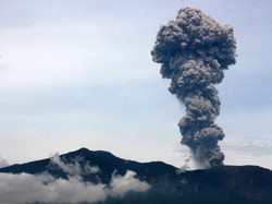 Gunung Marapi Erupsi, Lontarkan Abu Vulkanik 300 Meter