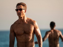 Dapat Peran Tanpa Nama di Film Christopher Nolan, Glen Powell Bersyukur