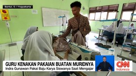 VIDEO: Guru Kenakan Pakaian Buatan Muridnya