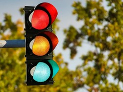 Mengapa Lampu Lalu Lintas Berwarna Merah Kuning Hijau? Ini Alasannya