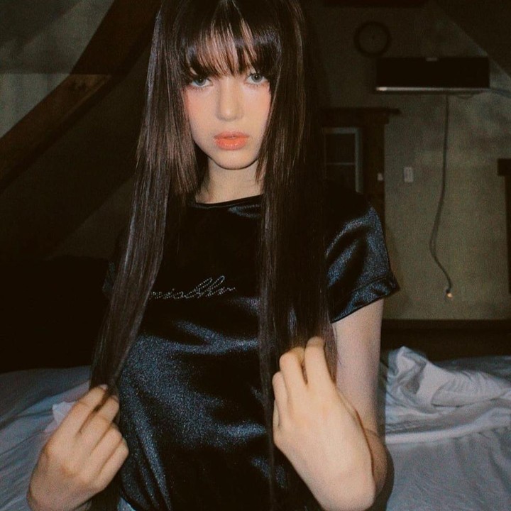 <p>Member NewJeans punya beragam <em>hair style</em> yang bisa dijadikan inspirasi, Bunda. Seperti gaya rambut Danielle ini, <em>straight long hair</em> dengan bangs yang membuatnya terlihat manis sekaligus elegan. (Foto: Instagram @newjeans_official)</p>
