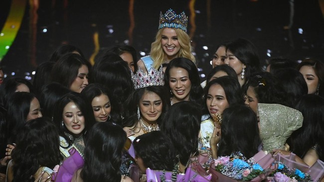 FOTO: Monica Kezia Sembiring Raih Mahkota Miss Indonesia 2024