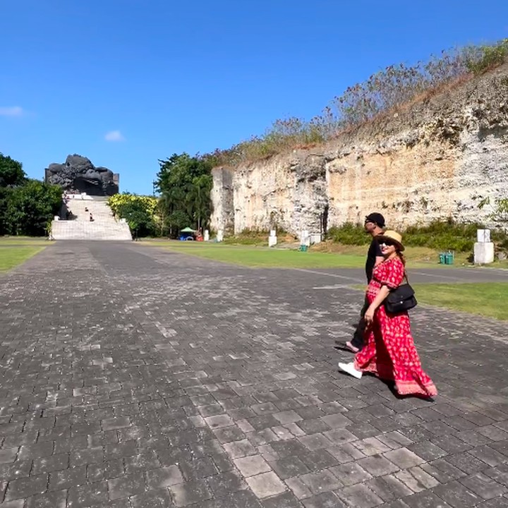 <p>Mulanya, Mpok Alpa tidak menyangka akan diberikan kehamilan lagi. Meski begitu, kini presenter tersebut sudah menikmati momen dirinya yang tengah berbadan dua. Beberapa waktu lalu, ia juga berwisata dengan sang suami. (Foto: Instagram @nina_mpokalpa).</p>