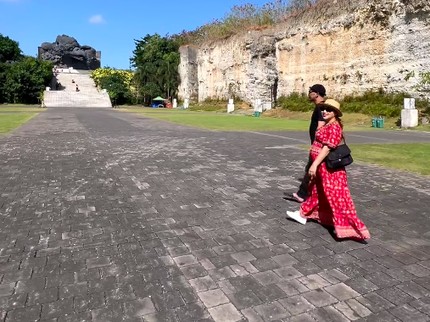 5 Potret Mpok Alpa Jalan-jalan Nikmati Kehamilan Kembar Bersama Suami, Baby Bump Curi Perhatian