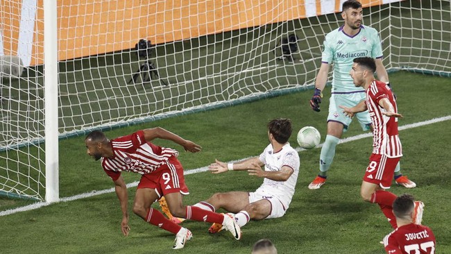 Olympiakos berhasil merebut gelar juara Conference League 2024 usai raih kemenangan dramatis 1-0 atas Fiorentina di Athena, Yunani, Kamis (30/5) dini hari WIB.