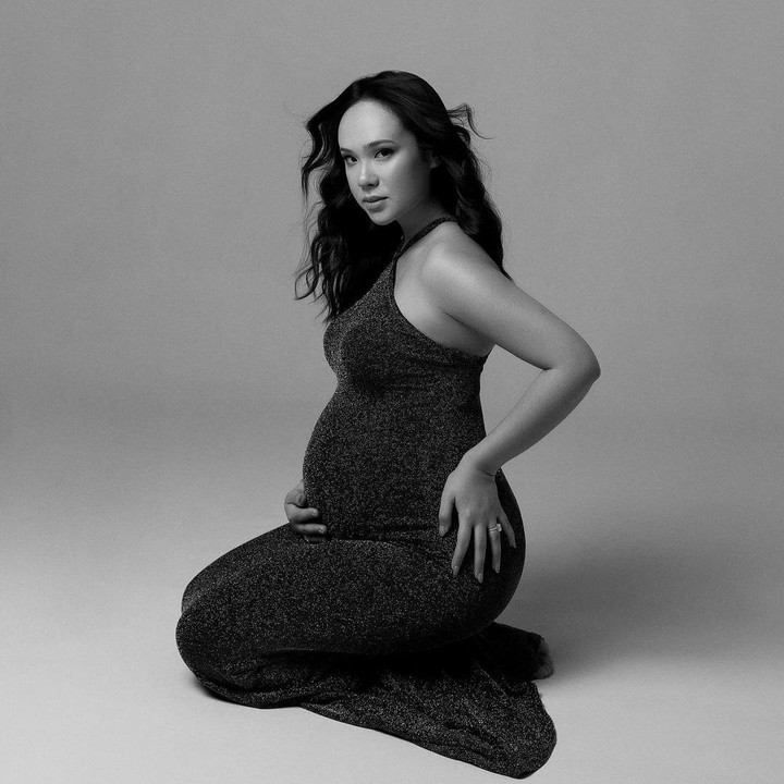 <p>Pamela terlihat elegan mengenakan gaun panjang yang memamerkan <em>baby bump</em> kehamilan anak pertamanya. Penampilan Pamela semakin anggun dengan riasan yang flawless. (Foto: Instagram @pammybowie)</p>