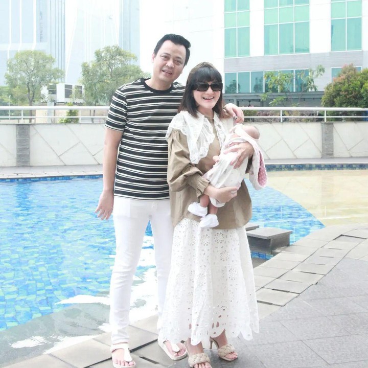 <p>Pada berbagai unggahan, terlihat pula Kiki mengasuh baby Aleesya bersama dengan sang suami, Bunda. Ketiganya terlihat kompak mengenakan pakaian serba putih. (Foto: Instagram: @kikiamaliaworld)</p>