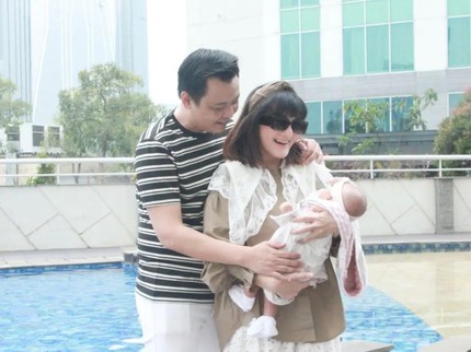 7 Potret Kiki Amalia Asuh Baby Aleesya Bareng Suami, Kompak Banget Bun