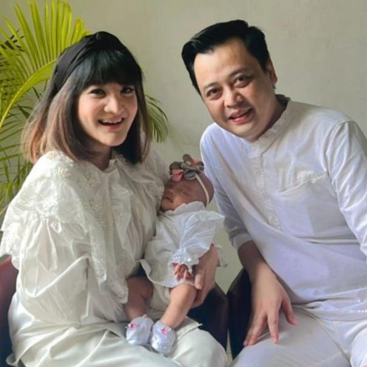 <p>"Bahagia selalu ya sayang," ungkap seorang netizen. "Aku suka banget lihat Mbak Kiki sama suami. <em>MasyaAllah</em> auranya kelihatan keluar banget," ujar netizen lainnya. (Foto: Instagram: @kikiamaliaworld)</p>