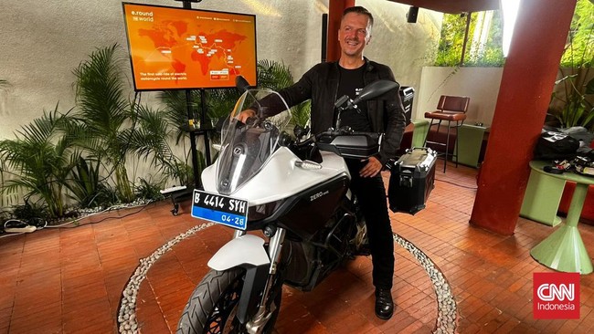 Roman Nedielka, WNA asal Slovakia mengandalkan motor listrik Zero DSR/X yang merupakan motor jenis touring berpenggerak listrik.