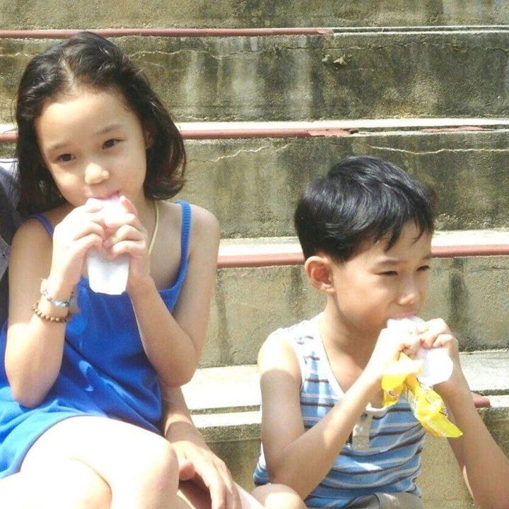 <p>Selanjutnya, idol kelahiran tahun 2001 ini juga kembali memamerkan foto masa kecilnya bersama kakak laki-lakinya. Banyak penggemar Winter berpendapat bahwa keduanya terlihat begitu mirip dan tentunya sama-sama lucu, ya. (Foto: Instagram @imwinter)</p>