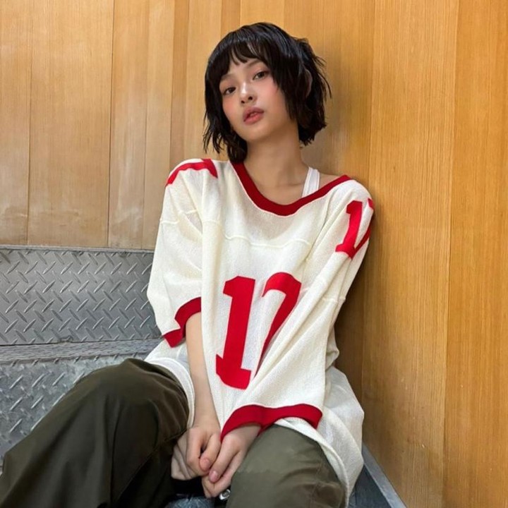 <p><em>Short hair style</em> juga memiliki pesonanya tersendiri. Hanni New Jeans kali ini terlihat imut layaknya karakter anime dengan rambut pendek seleher dan poni di atas alis. (Foto: Instagram @newjeans_official)</p>