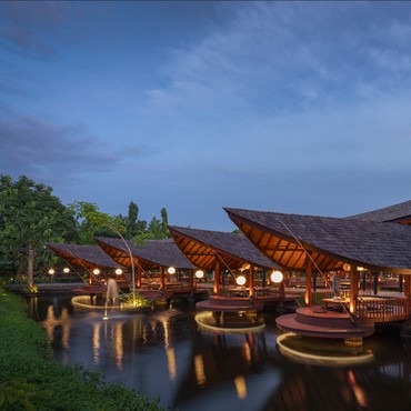 Sensasi Menikmati Makanan Khas Nusantara Pinggir Telaga di Pulau Dewata