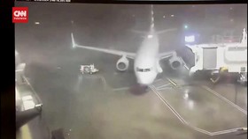 VIDEO: Rekaman Pesawat Parkir Bergeser Tertiup Angin di Bandara Texas
