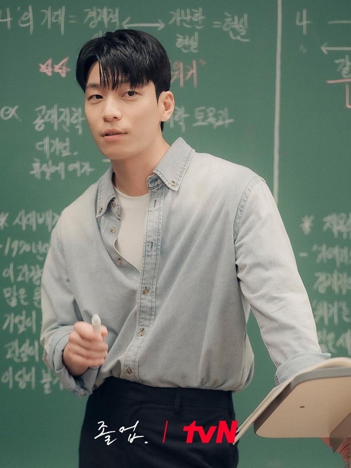 Ia berperan sebagai Lee Joon Ho, pegawai kantoran yang memutuskan untuk resign dan beralih ke profesi baru sebagai seorang guru di akademi./ Foto: tvN