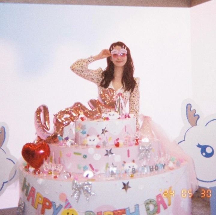 <p>Yoona hari ini sedang berulang tahun, lho. Ia sudah berusia 34 tahun, Bunda. Lewat media sosial pribadinya, ia mengunggah potret dirinya ketika merayakan ulang tahun. "Ya, hari ini adalah hari ulang tahunku. Birthday Girl!" tulis Yoona dalam unggahannya. (Foto: Instagram @yoona__lim)</p>