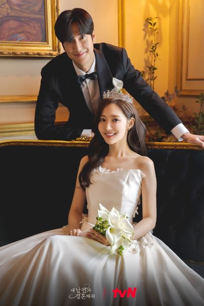 Adegan pernikahan dan prewedding mereka di setting sangat totalitas bak pengantin sesungguhnya. Park Min Young tampil menawan dengan dress putih dan Na In Wo terlihat tampan dalam setelan jas hitam/ Foto: soompi.com