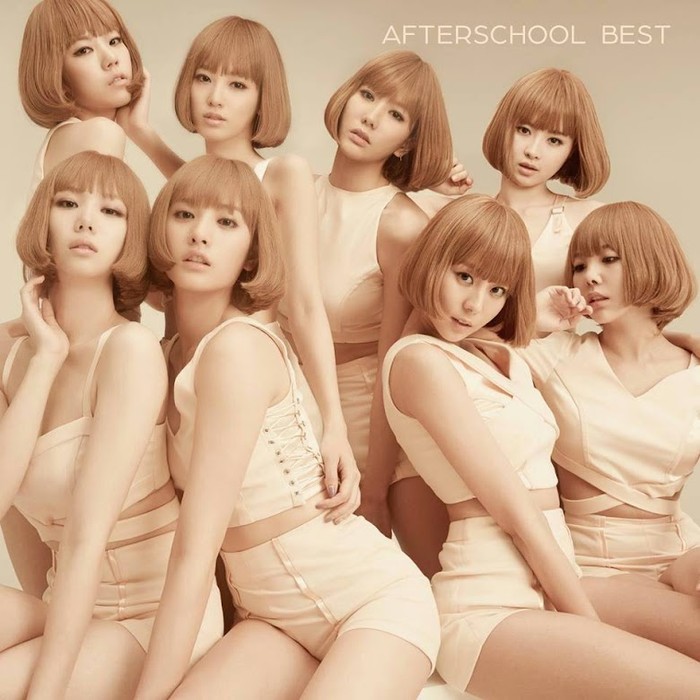After School mengambil konsep kembar pada jacket covers untuk album Jepang bertajuk ‘Afterschool Best’. Terlihat Nana, dan kawan-kawan memakai wig bob berambut coklat keemasan yang menonjolkan kecantikan mereka seperti boneka./Foto: Koreaboo