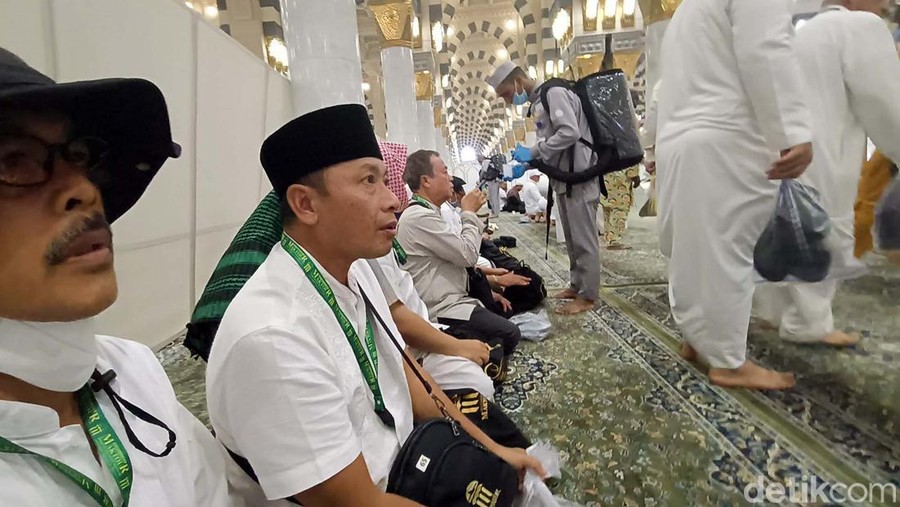 Jemaah haji Indonesia berkunjung ke Raudhah.