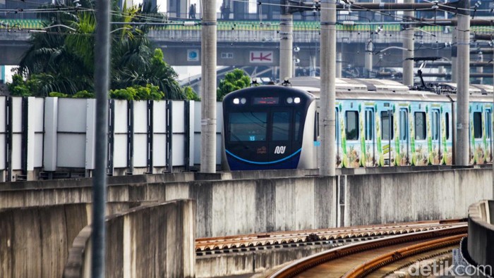 Layanan MRT Jakarta sempat terhenti karena besi proyek Kejagung yang masuk ke jalur pada Kamis (30/5). Usai besi dievakuasi, layanan MRT kembali normal hari ini.