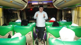 Lepas Kloter Haji, Bupati Kediri Minta Petugas Pantau Kesehatan Lansia