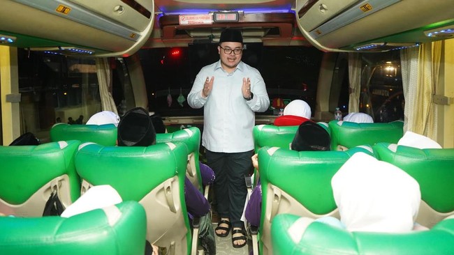 Bupati Kediri, Hanindhito Himawan Pramana meminta petugas rutin mengecek kesehatan jamaah lansia saat melepas 1.130 jamaah haji kloter 73 dan 74.