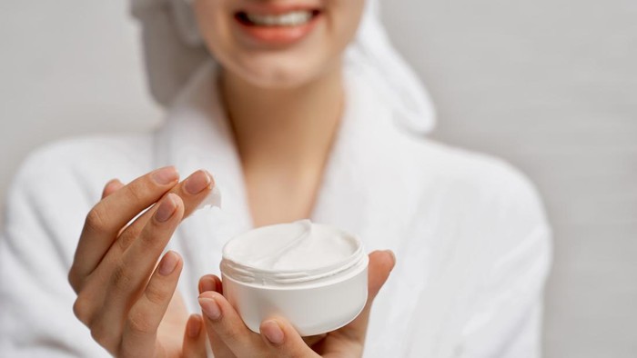 8 Cara Merawat Kulit Agar Tetap Sehat dan Lembap Saat Musim Kemarau, Wajib Pakai Sunscreen!