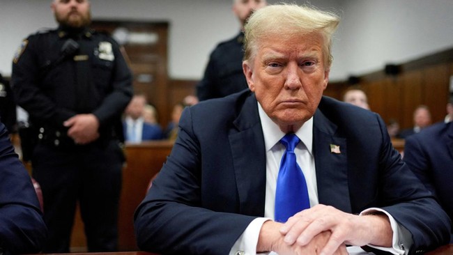 Donald Trump resmi menjadi Presiden AS pertama yang menjabat dengan status terpidana (a felon). Apakah dia bisa memberikan grasi kepada diri sendiri?