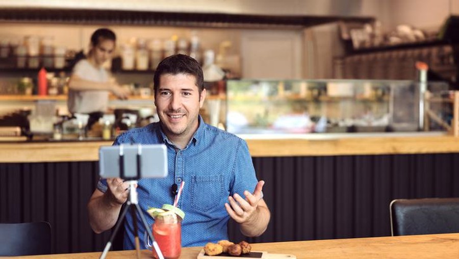 Influencer Ini Dikritik karena Review Makanan sambil Rekam Wajah Pelayan Influencer Ini Dikritik karena Review Makanan sambil Rekam Wajah Pelayan
