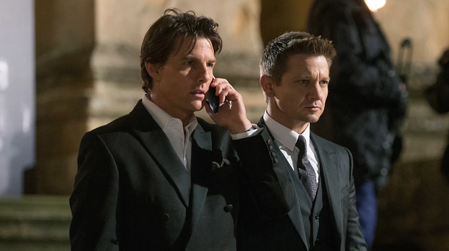 Jeremy Renner Cuplikan adegan Tom Cruise dan Jeremy Renner di Mission: Impossible-Rogue Nation.